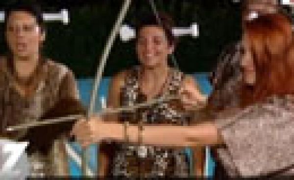 Quand Delphine Wespiser, Miss France 2012, tire à l’arc