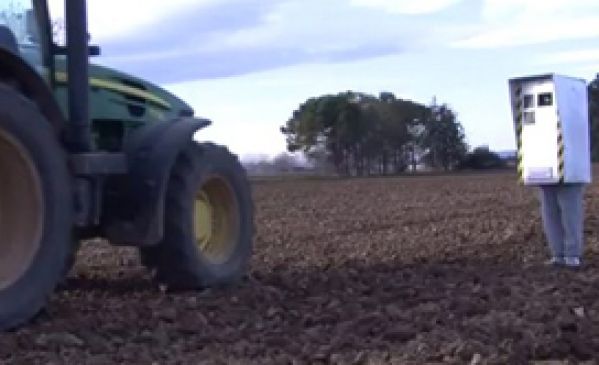 remi gaillard de retour cette fois-ci en radar vivant