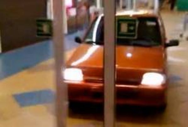 Ils pénètrent dans un centre commercial en voiture !