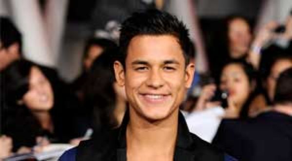 Ivre, l’acteur de « Twilight » Bronson Pelletier urine dans l’ aéroport !