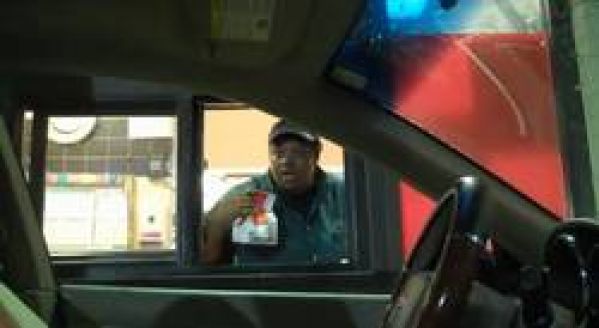 Une voiture sans chauffeur se présente au Mc Drive de McDonald’s et fait peur aux employés