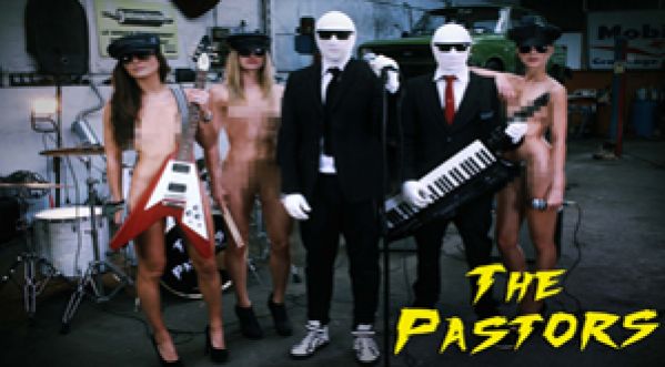 The Pastors : Des hommes masqués et des filles moins couvertes…