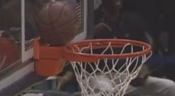 NBA: Un spectateur fait un tir incroyable du milieu du terrain