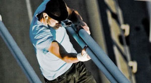 Un homme escalade un pont de 135 mètres de haut