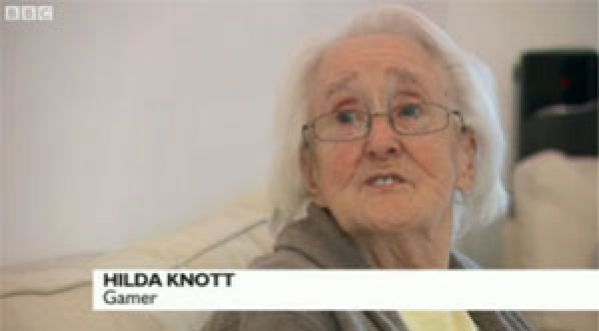 A 86 ans, une femme joue à GTA 4 et Call Of Duty !