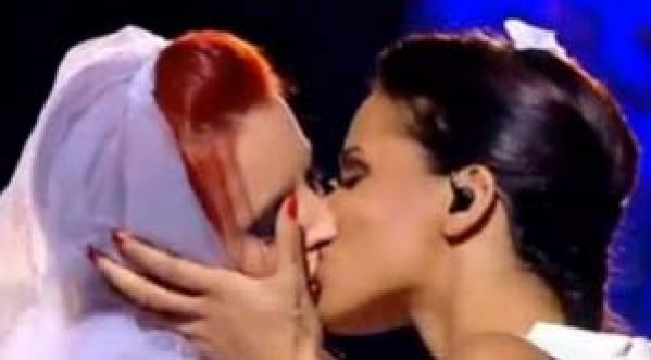 Shy’m embrasse l’une de ses danseuses