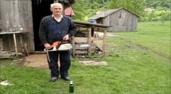 Il décapsule une bière avec une tronçonneuse