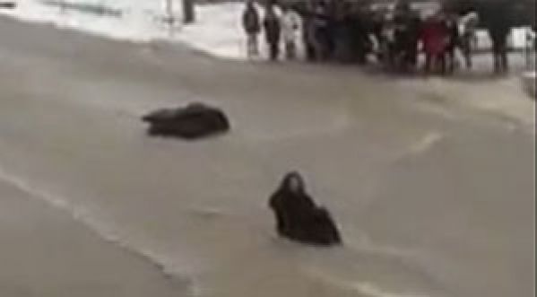 Une Etudiante emportée par les eaux- Montréal devenu un vrai Toboggan.