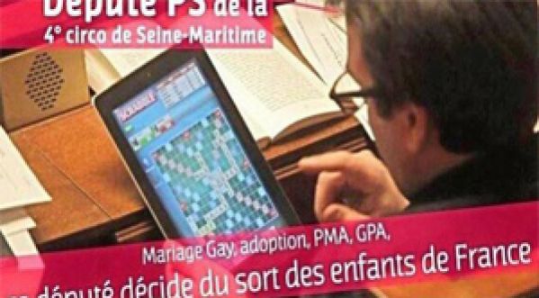 Un député jouant au scrabble en plein débat à l’assemblée !