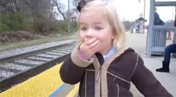 Regardez la réaction de cette fillette qui prend le train pour la première fois !