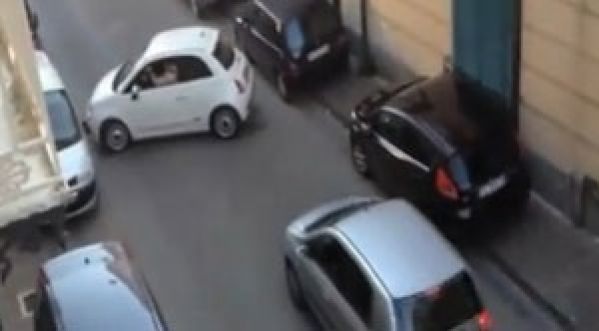 Une tentative de créneau qui se transforme en pagaille !