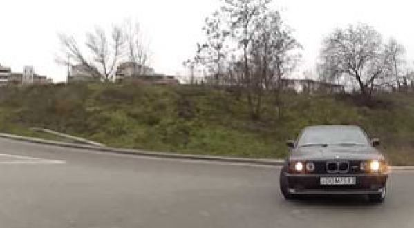 Dans la BMW d’un pilote complètement dingue !