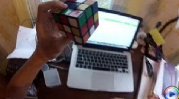 Résoudre un Rubik’s Cube en jonglant !