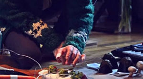 Il joue Teardrop de Massive Attack avec des fruits et légumes.