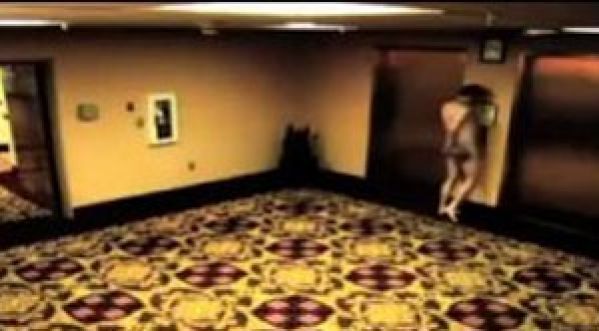 Il se retrouve bloqué, complètement nu, devant sa chambre d’hôtel !