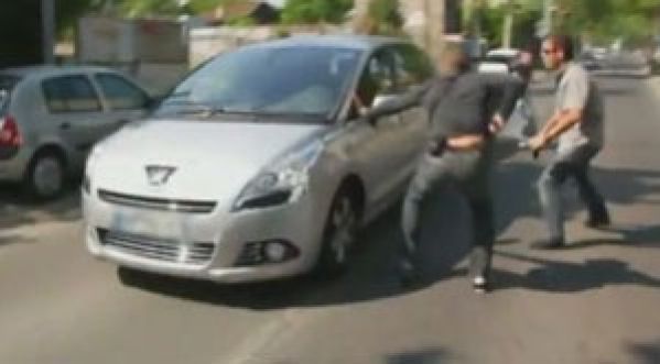 Un dealer échappe à la police dans Spécial Investigation