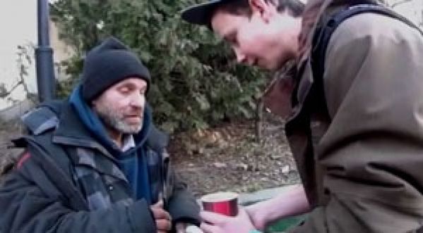 Un magicien égaye la journée d’un SDF