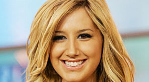 Ashley Tisdale brûlante en Bikini
