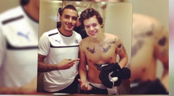 Harry Styles enlève son T-shirt pour poser avec le petit-ami de Tulisa