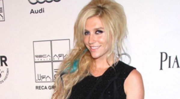 Ke$ha propre sur elle dévoile les côtés de ses seins