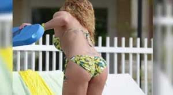Jennifer Nicole Lee dans un bikini banane
