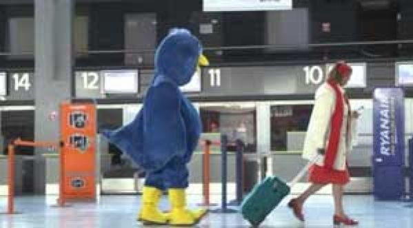 “Follow me on Twitter”, le retour de Rémi Gaillard en costume