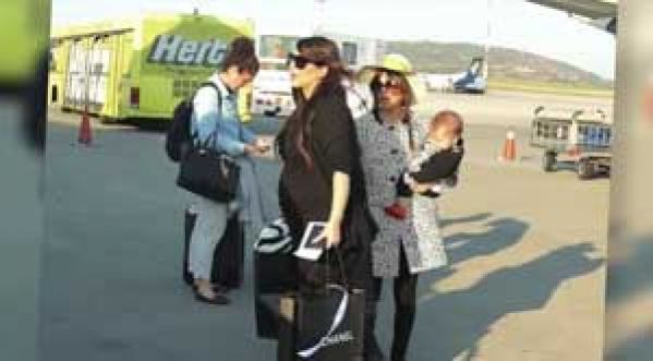 Kim Kardashian arrive en Grèce avec sa famille