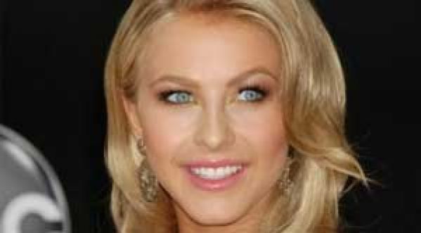 Julianne Hough dévoile sa silhouette en Bikini à Miami