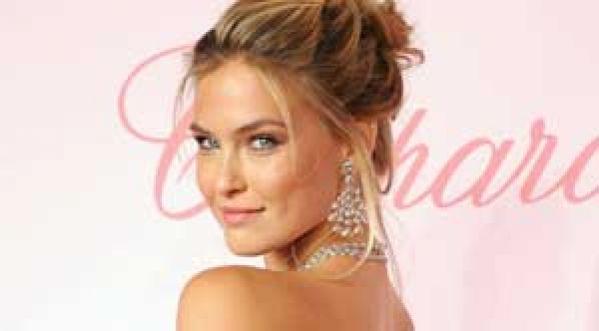 Bar Refaeli dévoile son ventre plat dans un Bikini à volant