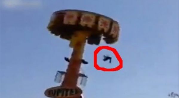 Un homme chute d’un manège