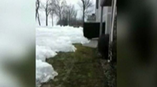 Un mur de glace envahit un jardin au Canada en 3 min!