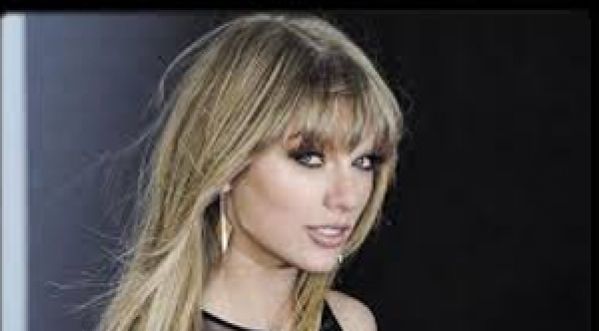 Un fan de Taylor Swift essaie de nager jusqu’à sa maison