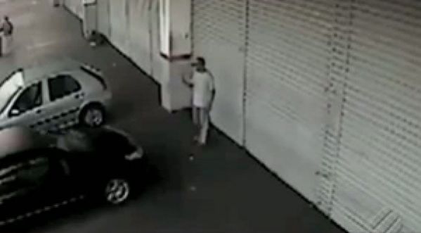 Il aide une voiture à se garer et se fait écraser !