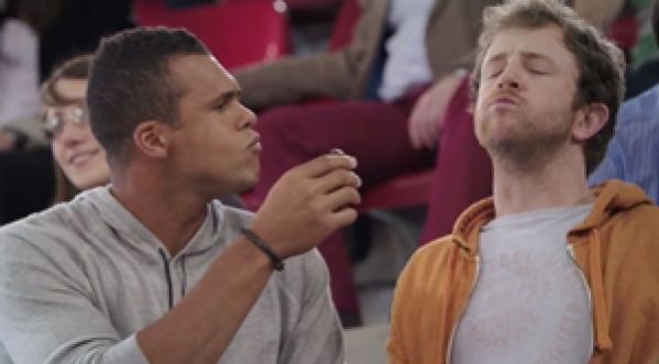 Kinder Bueno : parodie sa propre pub avec Tsonga