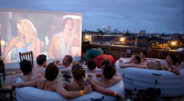 Se faire un cinéma dans un jacuzzi ?! C’est possible à Londres !