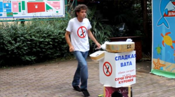 Un vendeur de barbe à papa fait le show !