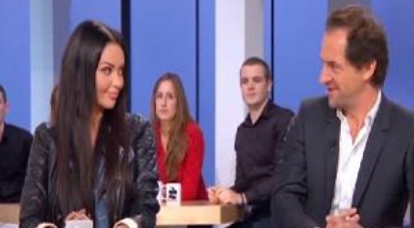 Nabilla ne comprend rien au discours de Stéphane De Groodt sur Canal+