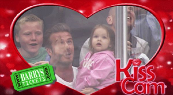 David Beckham et sa fille à la “kiss cam” à un match de Hockey !