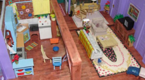 La série Friends: l’appartement reconstitué en papier mâché !