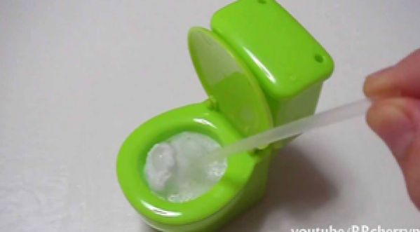 Préparation d’un bonbon dans des toilettes miniatures?! C’est possible !