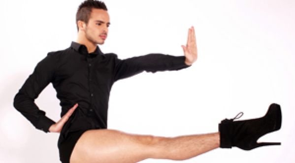 Des hommes qui dansent en talons hauts !
