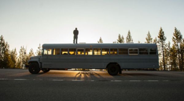 UN AMERICAIN TRANSFORME UN BUS EN UN APPARTEMENT MOBILE