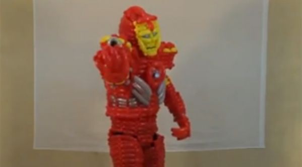 IMPRESSIONNANT : LE COSTUME D’IRON MAN EN BALLONS DE BAUDRUCHE