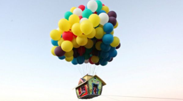 « LA-HAUT » : UN AMÉRICAIN VEUT TRAVERSER L’ATLANTIQUE AVEC 370 BALLONS