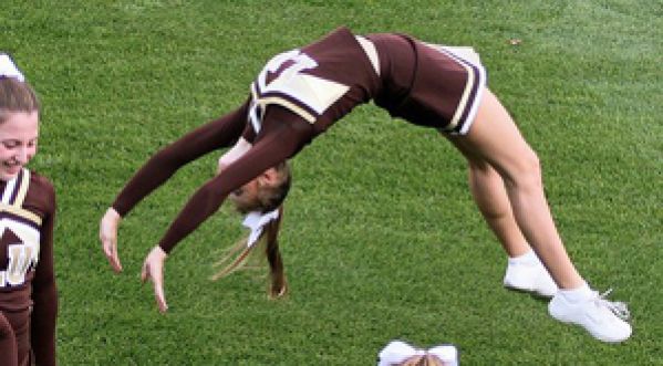 UNE POM-POM GIRL AMÉRICAINE BAT UN NOUVEAU RECORD DU MONDE