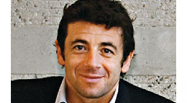 Patrick Bruel hué lors de l’inauguration d’un stade à Nice