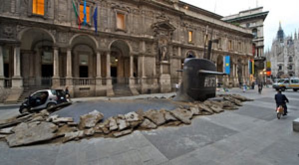UN SOUS-MARIN EMERGE EN PLEIN CŒUR DE MILAN