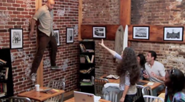 UNE FILLE AUX SUPER POUVOIRS BOUSCULÉE DANS UN CAFÉ