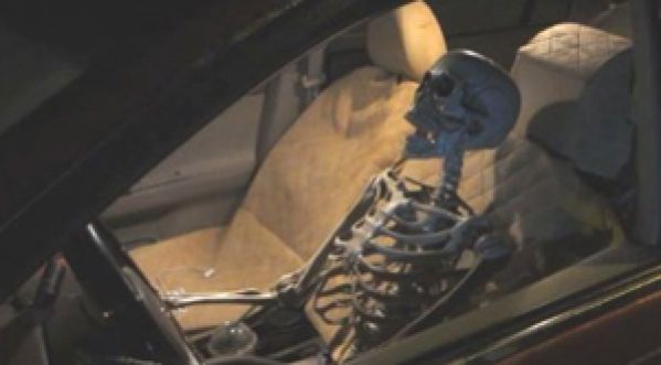 UN SQUELETTE VIENT CHERCHER SA COMMANDE AU MCDRIVE