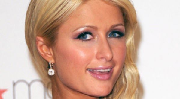 Paris Hilton insulte un animateur sans savoir qu’elle est encore à l’antenne !